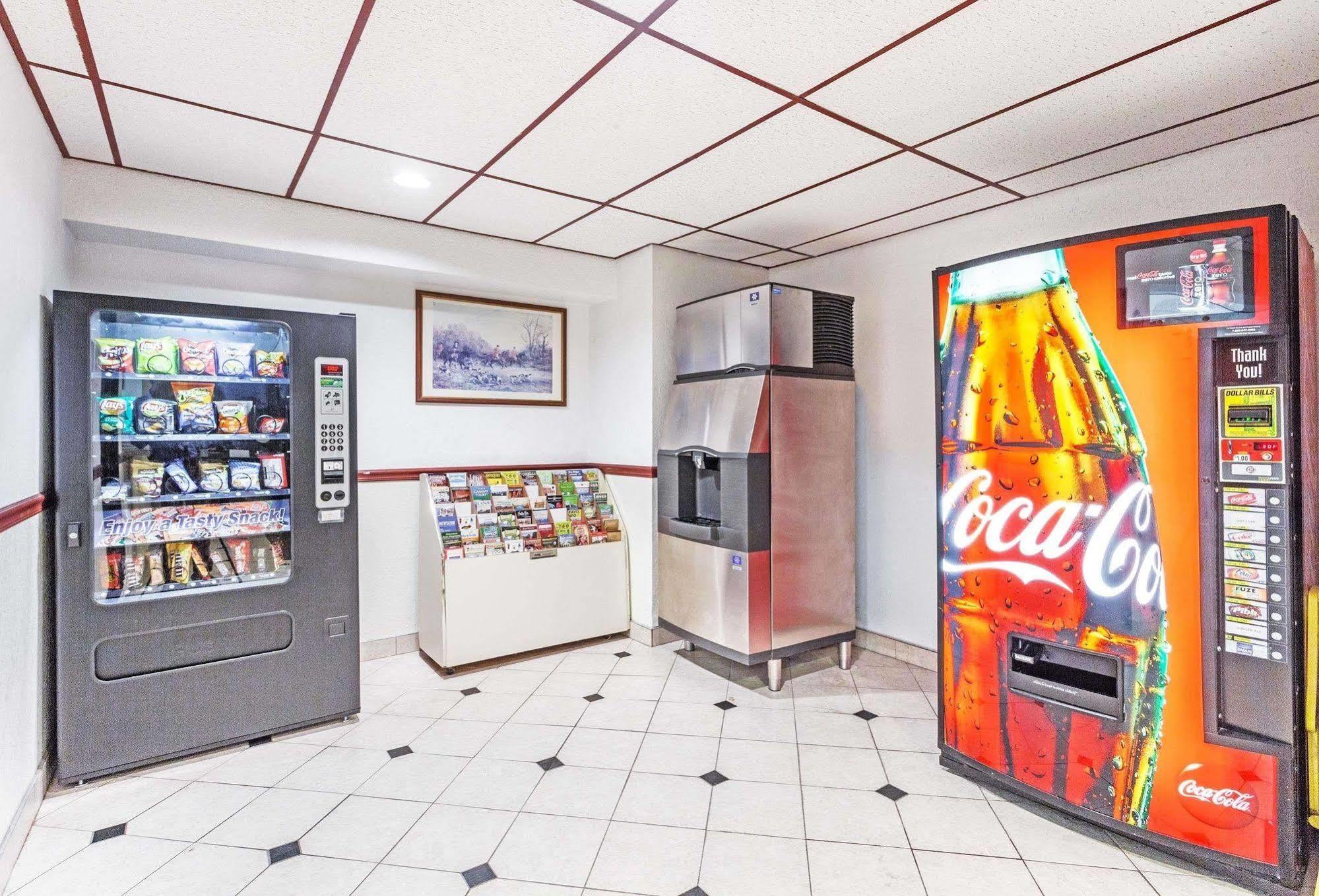 Super 8 By Wyndham Winchester Va Luaran gambar